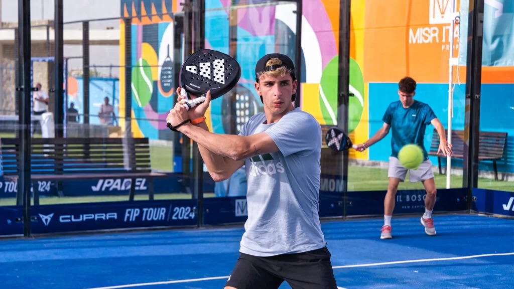 FLAVIO ABBATE, IL ‘FIGLIO DELL’ISOLA’ FENOMENO DEL PADEL: “CHE EMOZIONE GIOCARE A PALERMO, MA NON CHIAMATEMI IL COELLO SICILIANO!!”